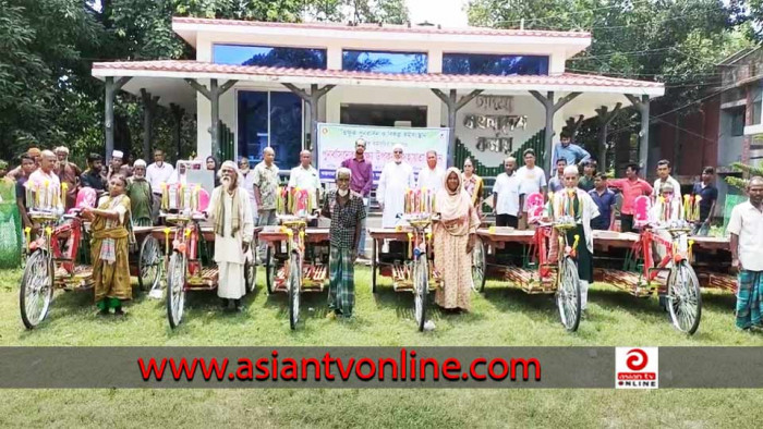 ঠাকুরগাঁওয়ে ভিক্ষুকদের মাঝে ভ্যান ও দোকানের অর্থ বিতরণ