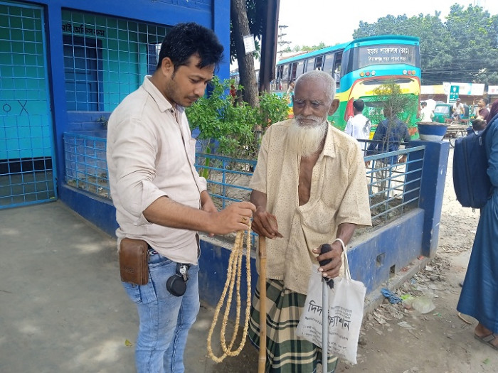 স্ত্রীর গাঁথা মালা বিক্রি করে চলে বৃদ্ধ জুলহাসের সংসার