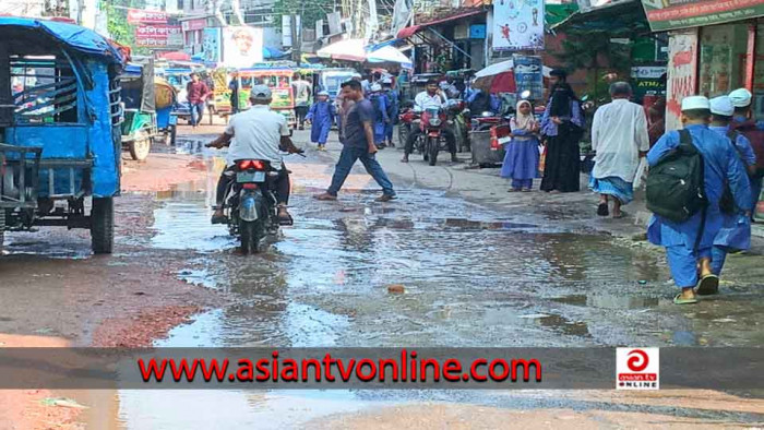 খানা-খন্দে ভরা নবাবগঞ্জ থানা ও কলেজ সড়কে ভোগান্তি