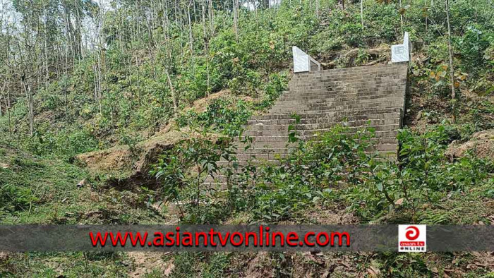 পুকুরের অস্তিত্ব নেই, অথচ পাহাড়ের ওপর ঘাটলা নির্মাণ