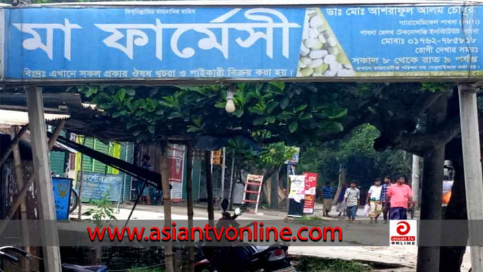 প্যারামেডিকেল কোর্স করেই তিনি এখন বড় ডাক্তার