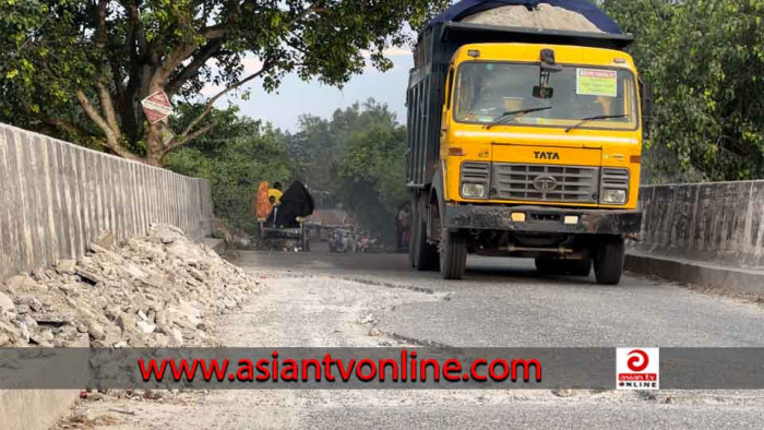 কাজিপুরে অতিরিক্ত বালু বোঝাই ডাম্পার চলাচলে ঝুঁকিতে ব্রিজ