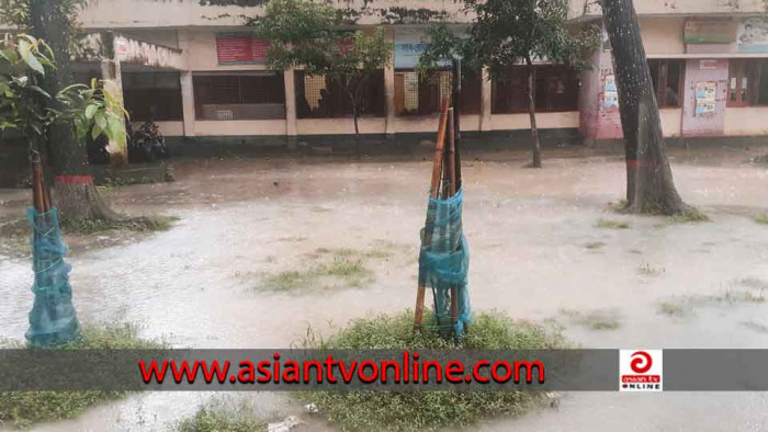 কালাই সাব-রেজিস্ট্রি অফিস চত্বরে হাঁটু সমান পানি