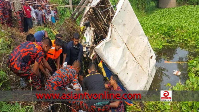 মানিকগঞ্জে বাসের ধাক্কায় লেগুনা খাদে পড়ে নিহত ৪, আহত ২