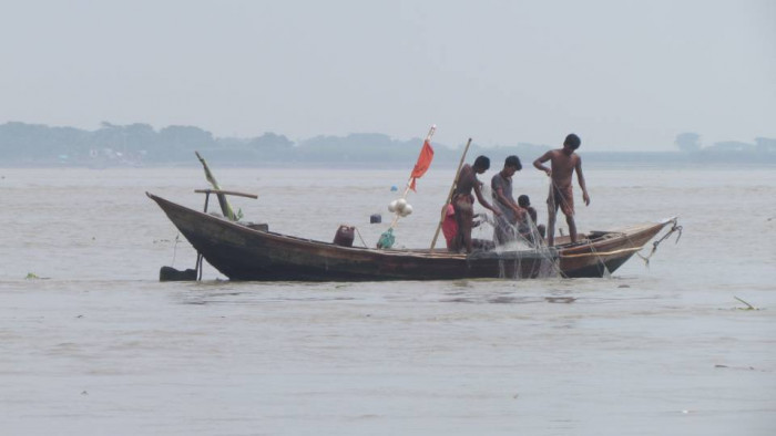 বুধবার মধ্যরাত থেকে ইলিশ ধরা নিষিদ্ধ