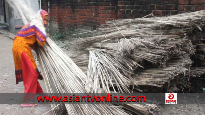 খোকসায় সম্প্রতি বেড়েছে পাটকাঠির কদর