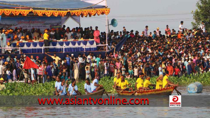 জবই বিলে নৌকাবাইচের আনন্দে মাতল হাজারো দর্শক