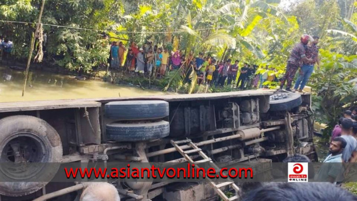 গৌরনদীতে নিয়ন্ত্রণ হারিয়ে বাস খাদে, হেলপার নিহত