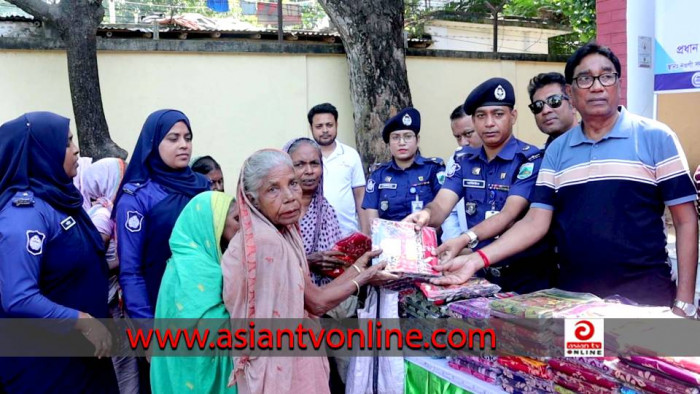 নওগাঁয় সনাতন ধর্মাম্বলীদের মাঝে পুলিশের বস্ত্র বিতরণ