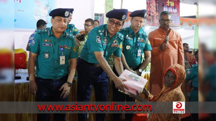 শারদীয় দুর্গাপূজা উপলক্ষ্যে কেএমপির উপহার সামগ্রী বিতরণ