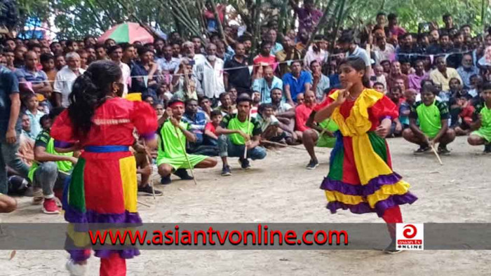 মেহেরপুরে ঐতিহ্যবাহী লাঠি খেলায় বাড়তি আকর্ষণ ছিলেন নারী লাঠিয়ালরা