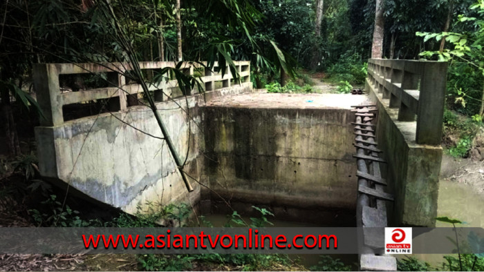 বরিশালে কোটি টাকার কালভার্টে উঠতে হয় সাঁকো দিয়ে!