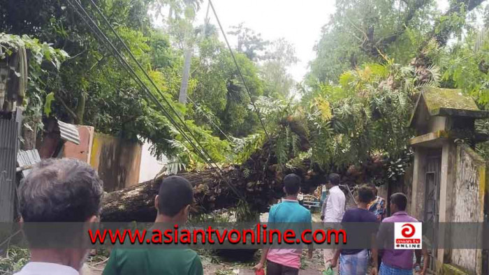 কুতুবদিয়ায় ঘূর্ণিঝড় হামুনের তাণ্ডবে বিধস্ত বসতঘর, আহত ১৮