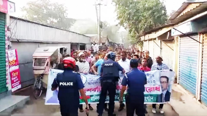 মানিকগঞ্জে বিএনপির নেতাকর্মীদের সাথে পুলিশের সংঘর্ষ, আটক ৫