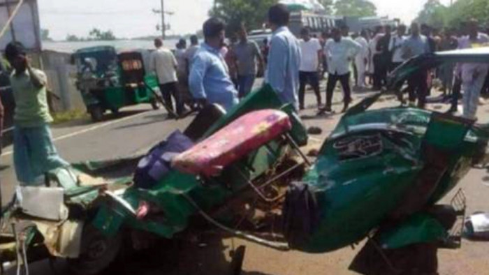 বগুড়ায় চলন্ত সিএনজি থামিয়ে আগুন দেয়ার অভিযোগ