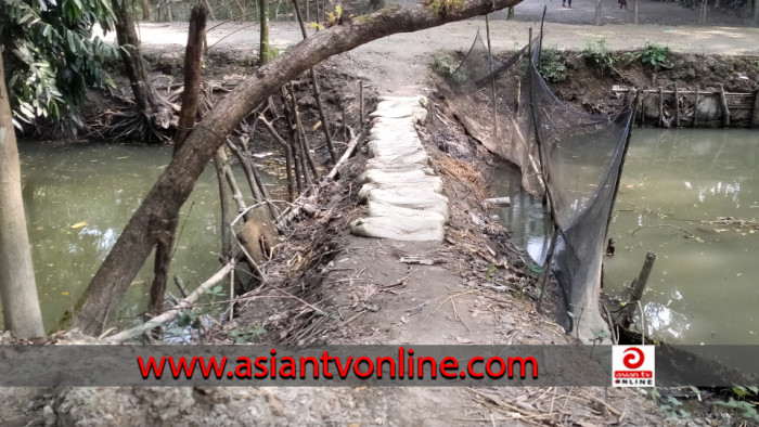 দুমকীতে সরকারি খালে বাঁধ দিয়ে মাছ চাষের অভিযোগ