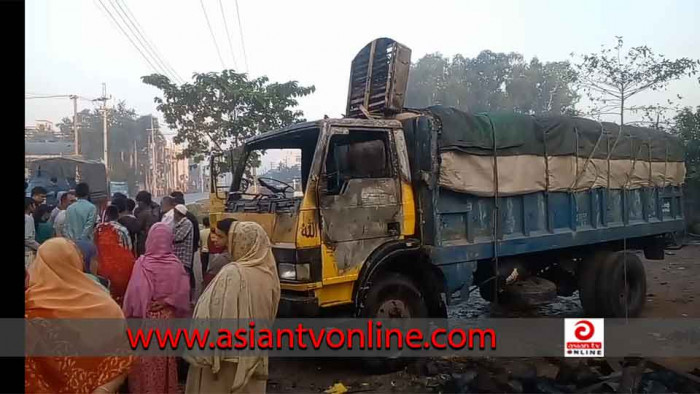 দিনাজপুরে দাঁড়িয়ে থাকা ভুট্টা বোঝাই ট্রাকে আগুন দিয়েছে দুর্বৃত্তরা