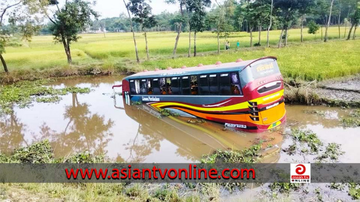 সিলেটে নিয়ন্ত্রণ হারিয়ে বাস খাদে, আহত ৫