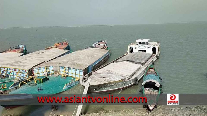 পদ্মা নদীতে অবাধে চলছে অবৈধভাবে বালু উত্তোলন