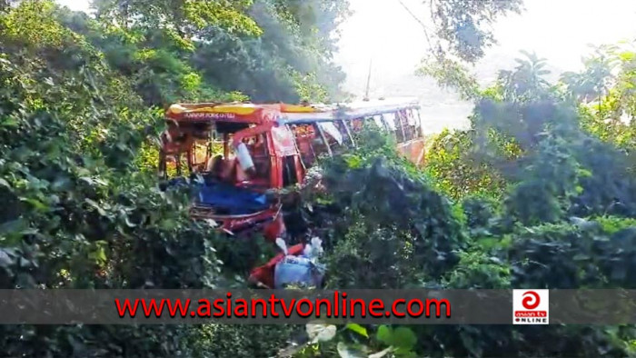 গজারিয়ায় নিয়ন্ত্রণ হারিয়ে বাস খাদে: নিহত ১, আহত ২০