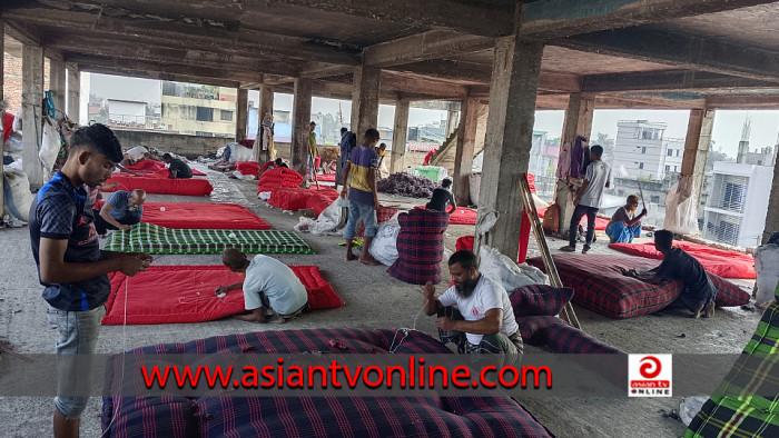 নওগাঁয় ব্যস্ত সময় পার করছে লেপ-তোষক কারিগররা