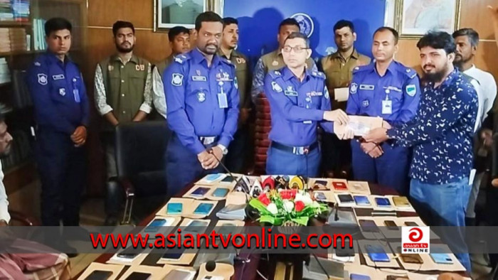 মেহেরপুরে ৫৪টি মোবাইলসহ বিকাশ প্রতারণার টাকা উদ্ধার