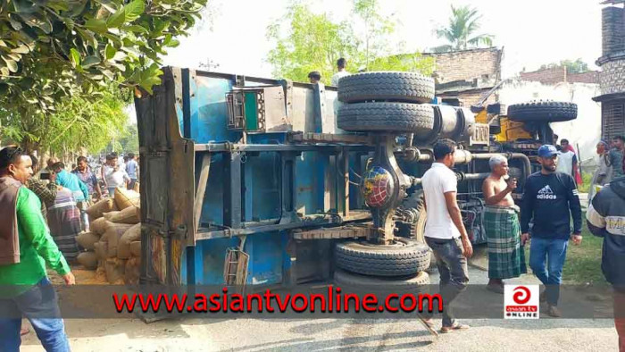 গাংনীতে ট্রাক-লেগুনার মুখোমুখি সংঘর্ষে আহত ৮