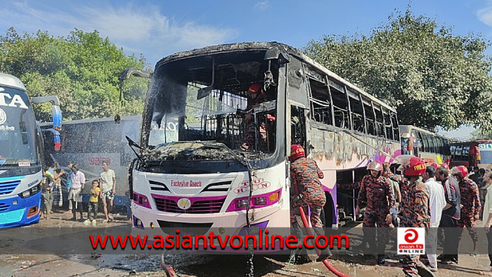 চাঁপাইনবাবগঞ্জে শর্ট সার্কিটে বাসে আগুন, আহত ১