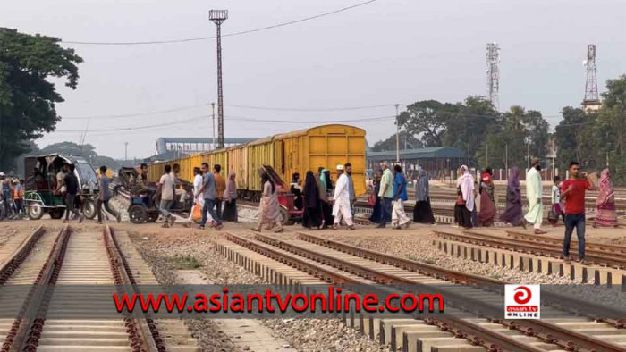 আখাউড়ায় একমাত্র হাসপাতালের রাস্তায় ১২ রেল লাইন, ব্যাহত স্বাস্থ্য সেবা