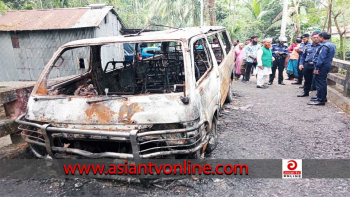 দৌলতখানে দুর্বৃত্তের আগুনে পুড়লো মাইক্রোবাস