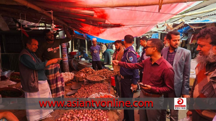 নবাবগঞ্জের পেঁয়াজের বাজারে প্রশাসনের অভিযান