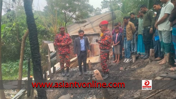 কালকিনিতে আগুনে পুড়েছে খাশের হাট বাজারের ৫ দোকান