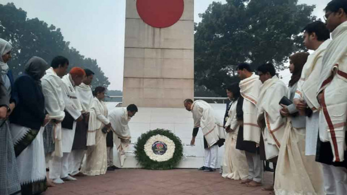 টাঙ্গাইলে শহীদ বুদ্ধিজীবী স্মরণে ফুলেল শ্রদ্ধা