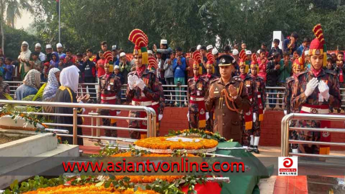 শার্শায় বীরশ্রেষ্ঠ নুর মোহাম্মদ শেখের সমাধিস্থলে বিজিবির গার্ড অব অনার প্রদান