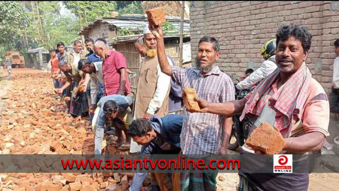 নিম্নমানের ইট দিয়ে রাস্তা নির্মাণ করার প্রতিবাদে স্থানীয়দের মানববন্ধন, ইউএনও’র নির্দেশে কাজ বন্ধ