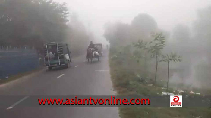 কুয়াশার চাদরে ঢেকে আছে পুরো বাগেরহাট, শীতে কষ্ট পাচ্ছে খেটে খাওয়া মানুষ