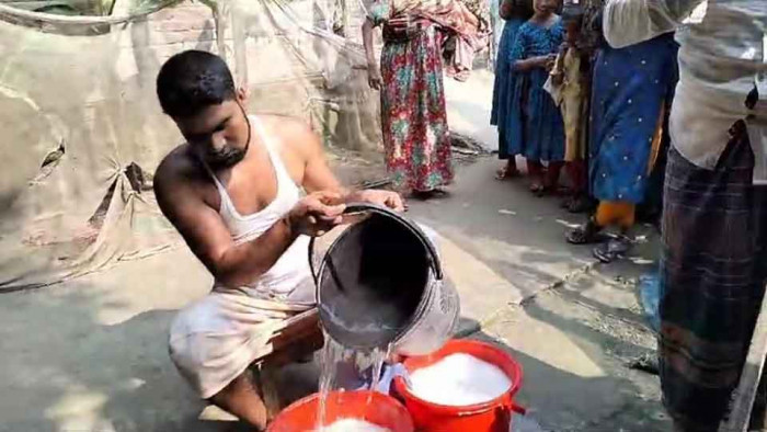 স্ত্রীর সঙ্গে বিচ্ছেদের পর ২০ লিটার দুধ দিয়ে গোসল করলেন রামপালের আকতারুল