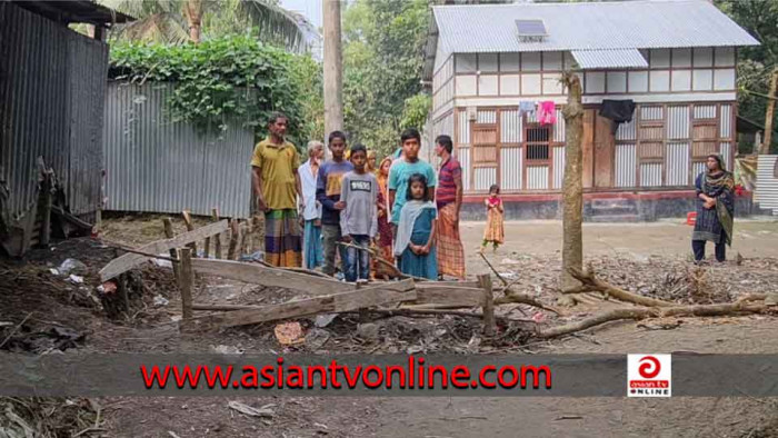 রাস্তায় বাঁশের বেড়া, অবরুদ্ধ ২ শতাধিক পরিবার