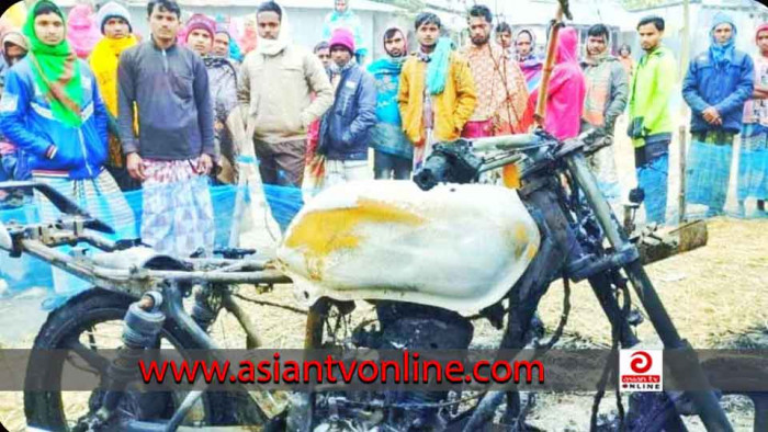 নওগাঁর সাপাহারে মোটরসাইকেল আগুন দিয়ে পুড়িয়ে দিয়েছে দুর্বৃত্তরা