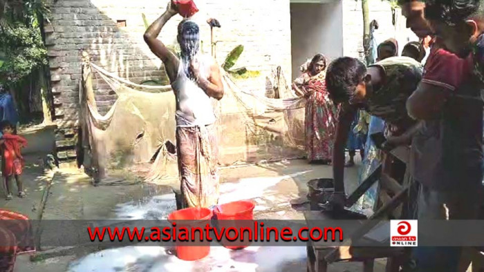 রামপালে ১২ বছরের সংসার ভেঙে দুধ দিয়ে গোসল করলো স্বামী