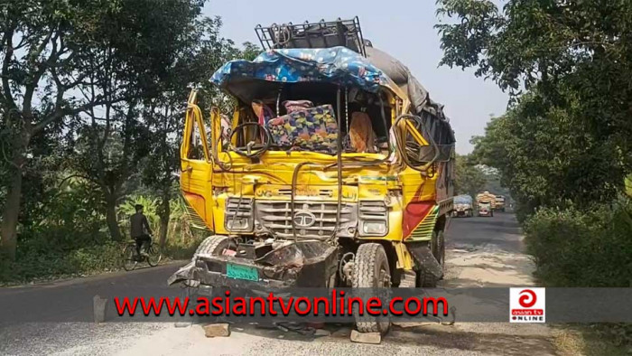 বড়াইগ্রামে এক ট্রাককে অন্য ট্রাকের ধাক্কা, চালক-হেলপার নিহত