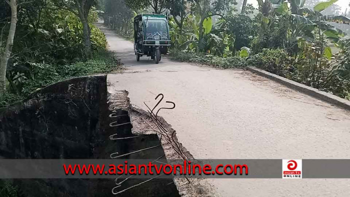 বাজিতপুরে ঝুঁকিপূর্ণ ব্রিজে দুর্ঘটনার আশঙ্কা নিয়েই যান চলাচল করছে