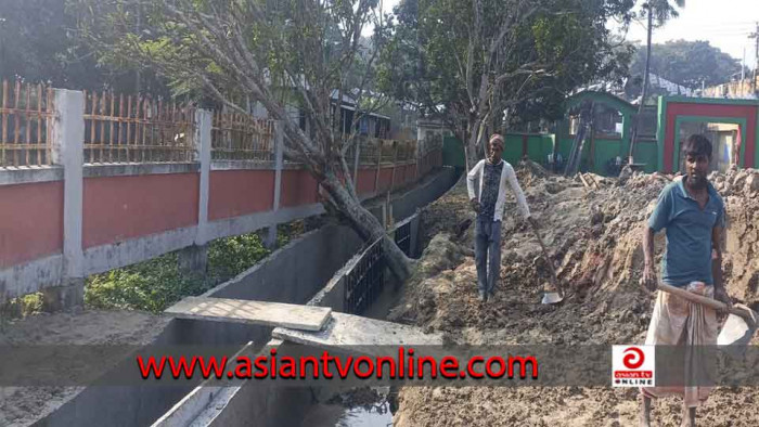 পৌরসভার অপরিকল্পিত ড্রেনে নষ্ট হচ্ছে সরকারি প্রাচীর-ভবন