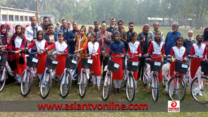 ফকিরহাটে স্কুল শিক্ষার্থীদের মাঝে বাইসাইকেল ও ড্রেস বিতরণ