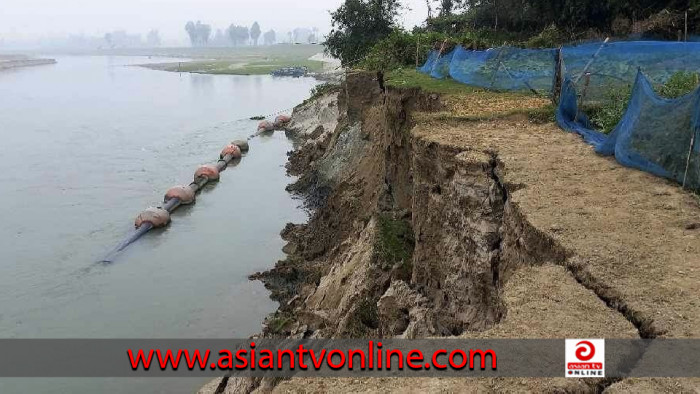 উল্লাপাড়ায় অসময়ে নদী ভাঙ্গণে আতঙ্কে নদীর পাড়ের মানুষ