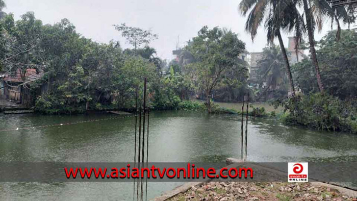 বরিশালে তীব্র শীতে ভোগান্তি বাড়িয়েছে গুঁড়ি গুঁড়ি বৃষ্টি