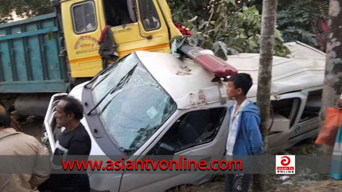 দাঁড়িয়ে থাকা অ্যাম্বুলেন্সকে চাপা দিলো ট্রাক