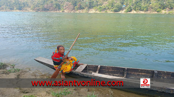 কর্ণফুলি নদীর ষাটোর্ধ্ব মাঝি সাফিয়া খাতুনের জীবন সংগ্রামের গল্প