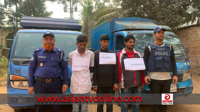 দেবিদ্বারে দুটি চোরাই কাভার্ড ভ্যানসহ গাড়িচোর সিন্ডিকেটের ৩ সদস্য আটক