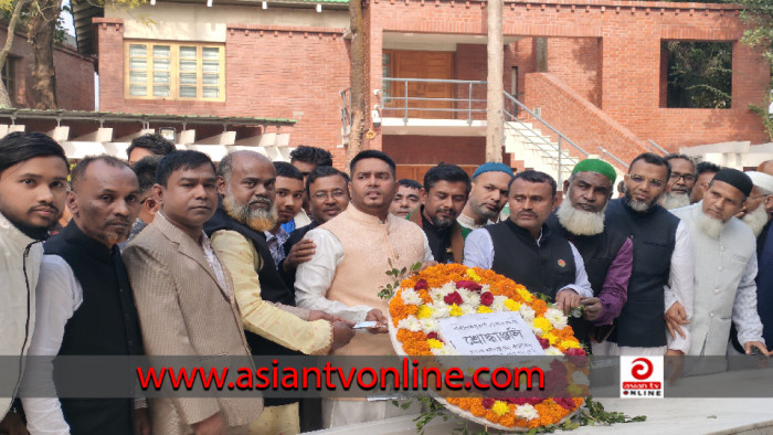 টুঙ্গিপাড়ায় পল্লবী থানা যুবলীগের সাধারণ সম্পাদকের নেতৃত্বে বঙ্গবন্ধুর সমাধিতে শ্রদ্ধা